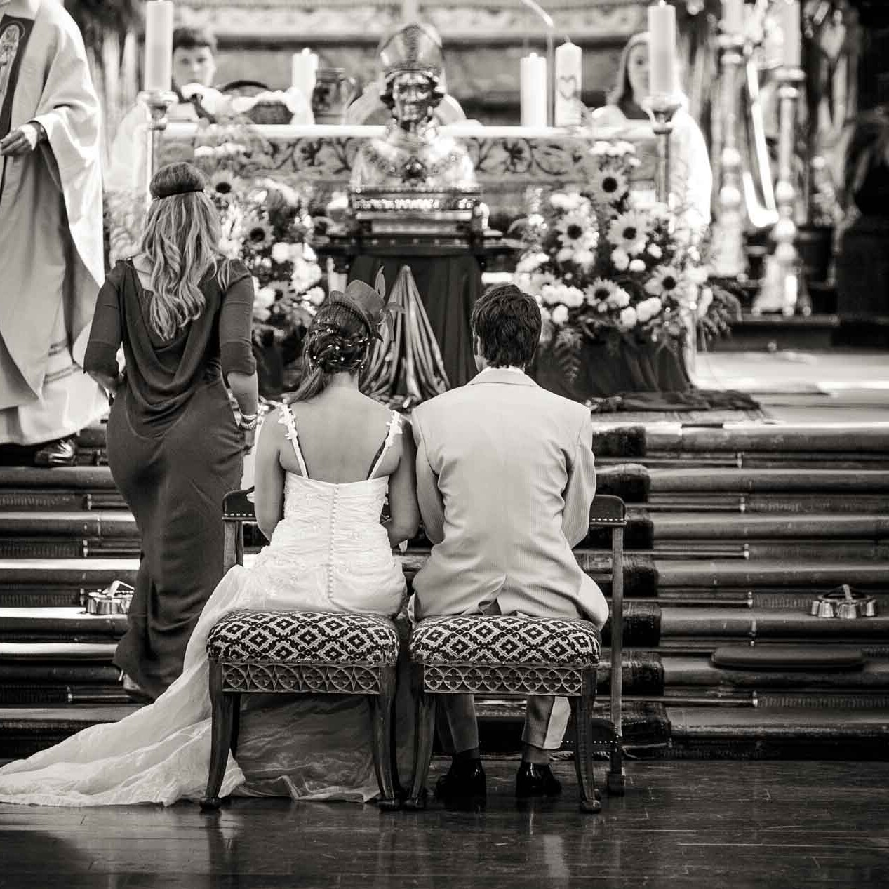 Sitzendes Brautpaar während einer Trauzeremonie in der Pfarrkirche zu St. Paulin Trier