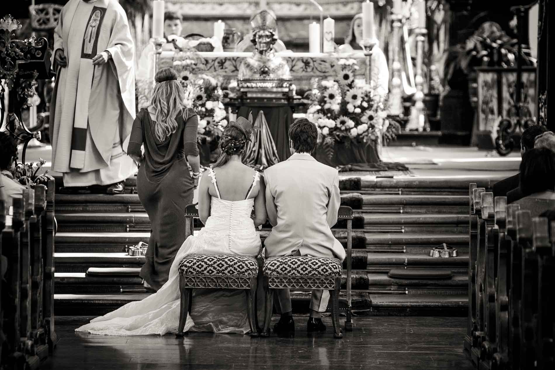Sitzendes Brautpaar während einer Trauzeremonie in der Pfarrkirche zu St. Paulin Trier