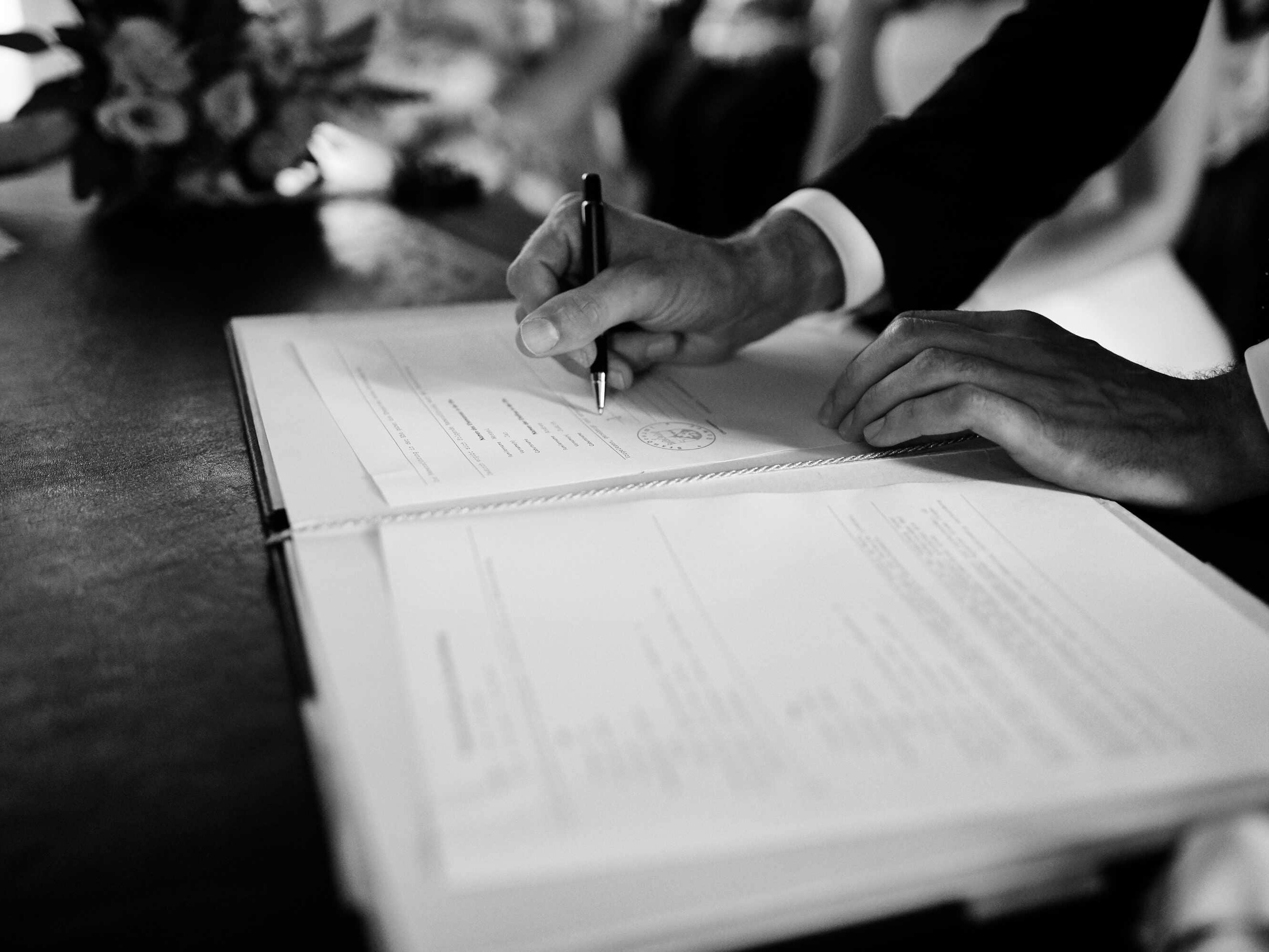Unterzeichnung des Ehevertrages, Hochzeitsreportage am Weingut Grünhaus bei Trier Mertesdorf