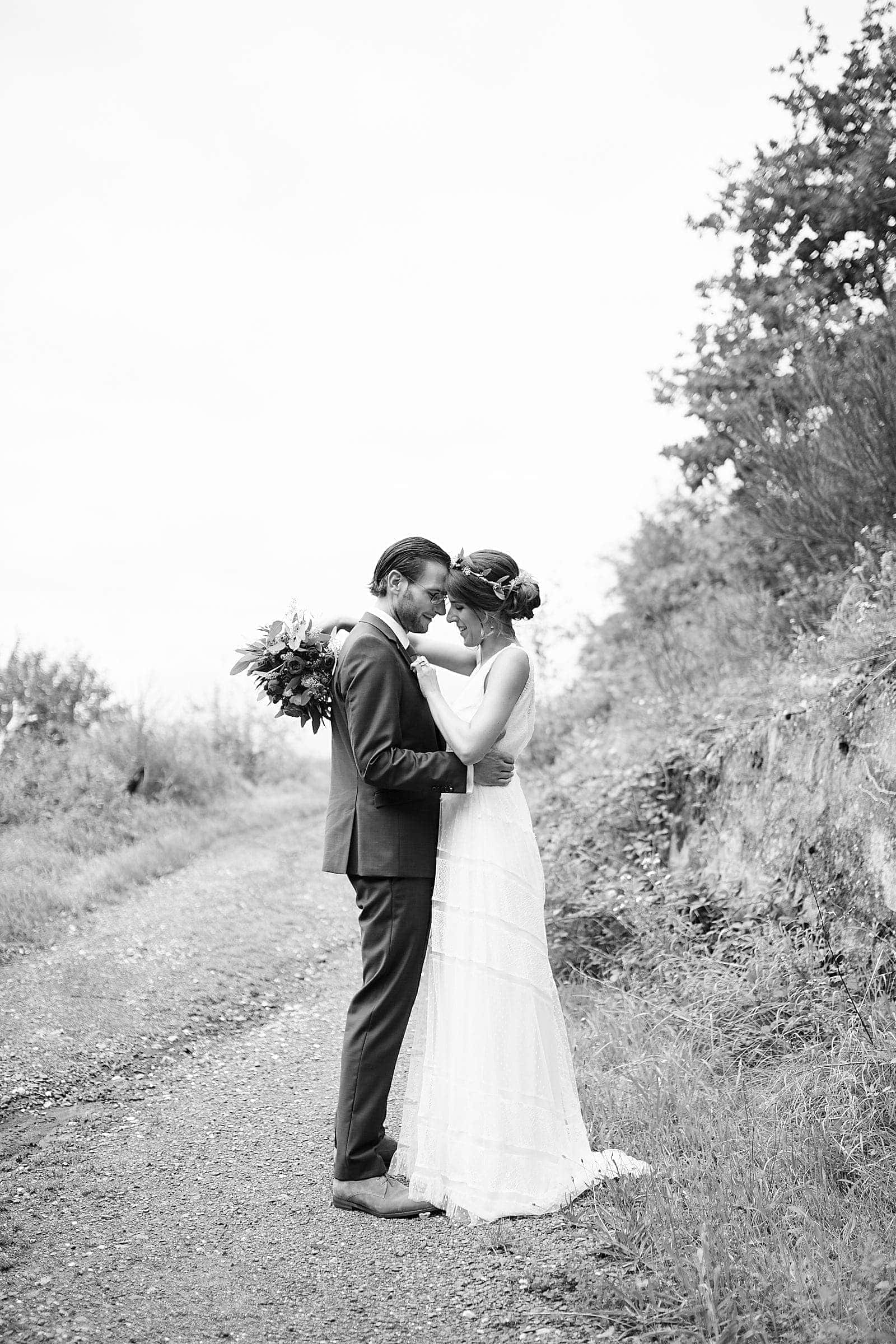 Schwarz Weiß Fotoshooting mit Brautpaar im Weinberg