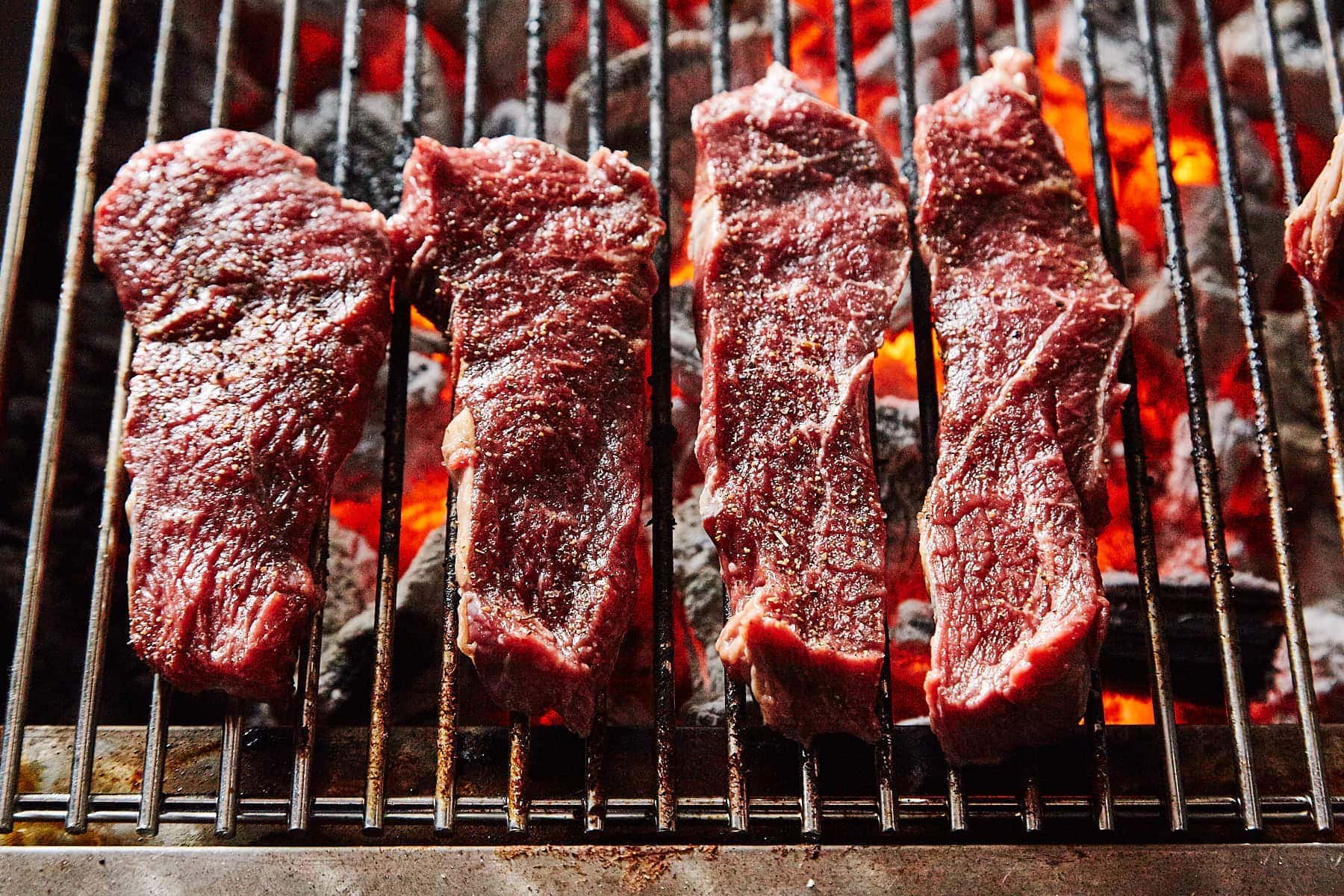 Leckere Steaks auf dem Grillrost - Food Fotografie von David Kliewer aus Trier